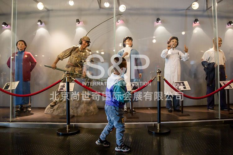 小觀眾在蠟像廳欣賞經典電影中的人物蠟像造型。