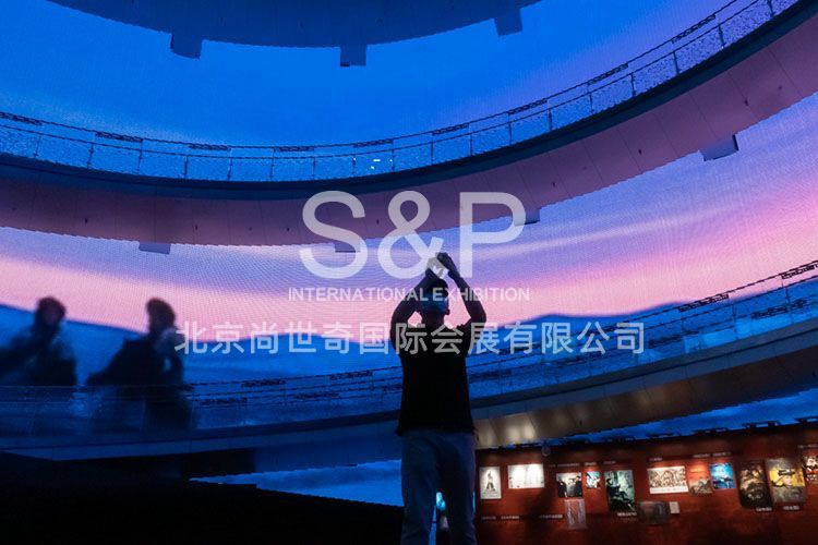 觀眾在拍攝博物館大廳的環幕。