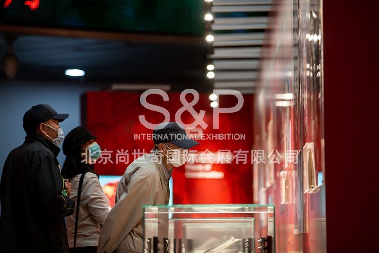 觀眾在館內佩戴口罩參觀。